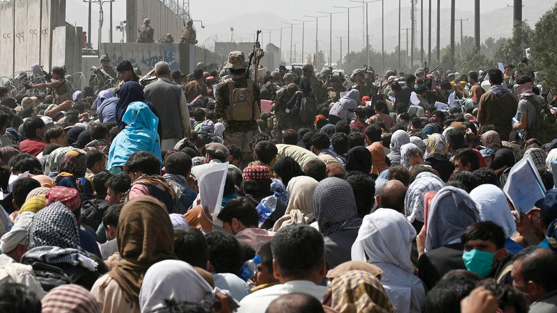 الأعداد الغفيرة من اللاجئين في مطار كابول وهم ينتظرون من أجل ركــوب الطائرات. أرشيفية
