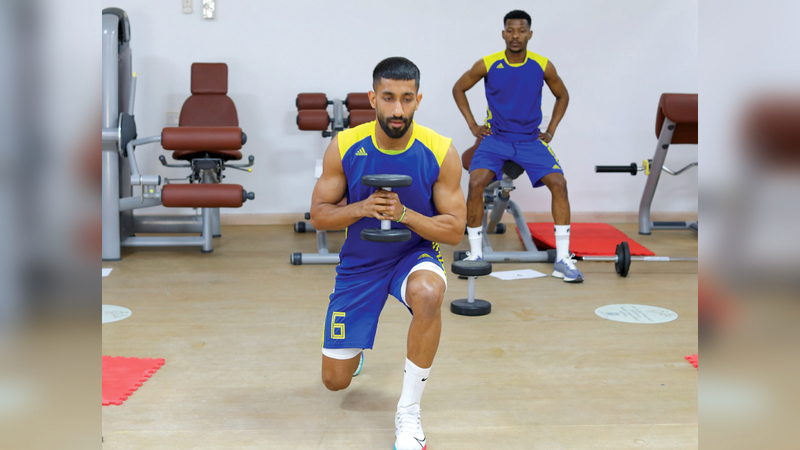 لاعب الظفرة خالد بطي في تدريبات بالصالة الرياضية قبل السفر إلى صربيا. من المصدر