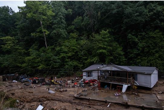 وقامت فرق الإنقاذ بتوجيه الزوارق عبر المناطق السكنية والتجارية بحثا عن ضحايا.