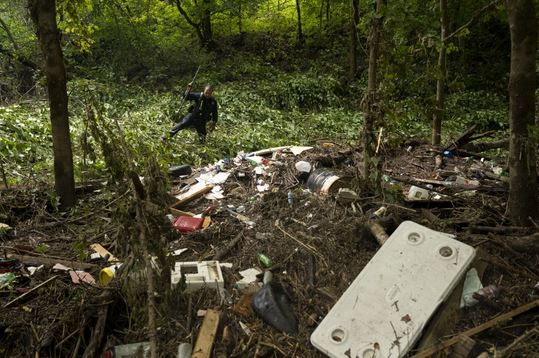 وجرفت السيول بعض المنازل في أكثر المناطق تضررا بعد أيام من هطول أمطار غزيرة وصفت بأنها من الأسوأ في تاريخ الولاية الأميركية.