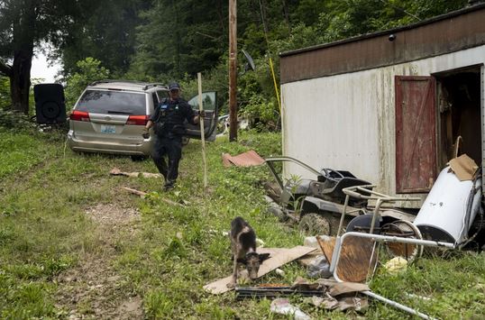 أودت السيول التي اجتاحت شرق ولاية كنتاكي نتيجة الأمطار الغزيرة  بحياة ما لا يقل عن 30 شخصا- الصور أ ف ب