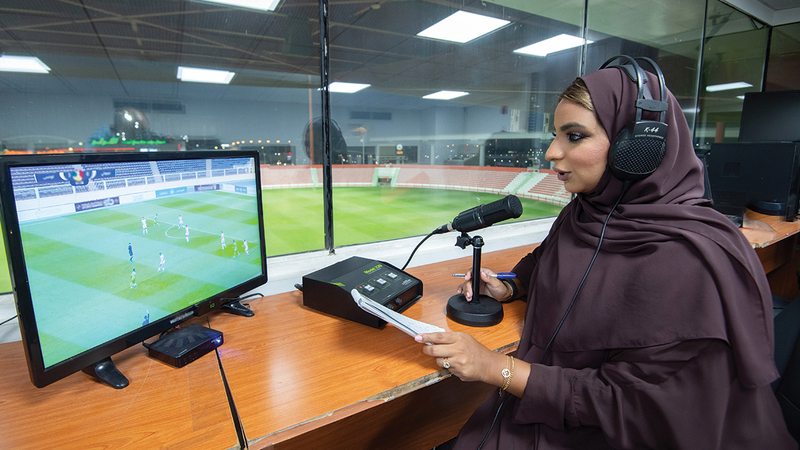 مريم يوسف أثناء أداء عملها مذيعة داخلية في الملعب. تصوير: أحمد عرديتي