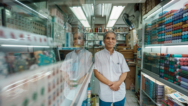 تشيونغ شون كينغ (70 عاماً) أحد آخر الحِرفيين المماثلين المتبقين في هونغ كونغ. أ.ف.ب