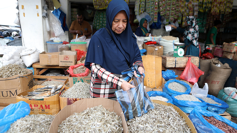 السكان في إندونيسيا يتجهون إلى شراء حبوب الأرز لتعويض نقص القمح. إي.بي.إيه