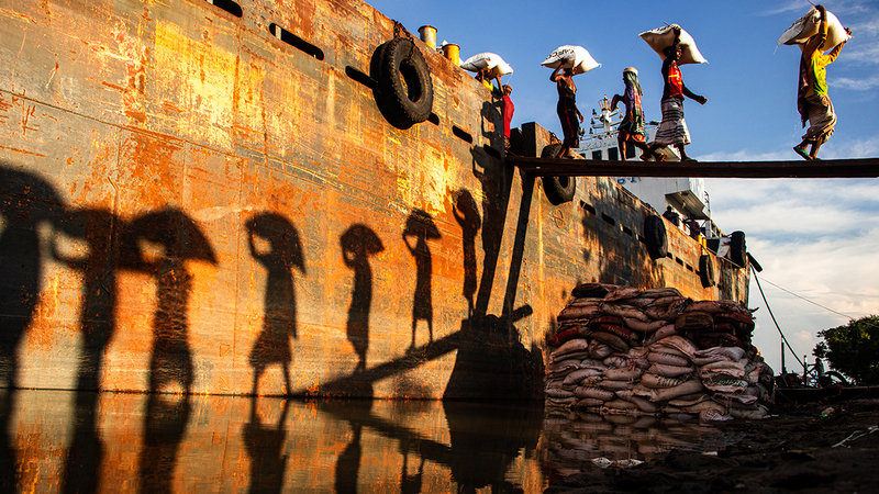 صورة راحات بن مصطفيز من بنغلاديش بعنوان «العمال». من المصدر