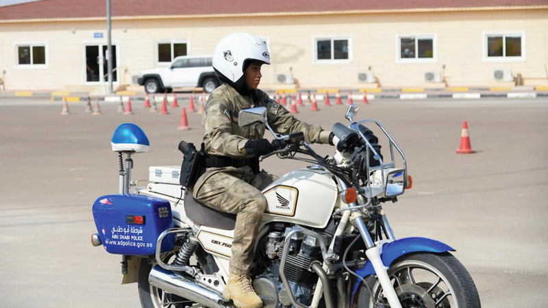 «الدورة» شملت 21 منتسباً من مدرّبي الدوريات و5 منتسبات برتبة «رقيب سير».   من المصدر