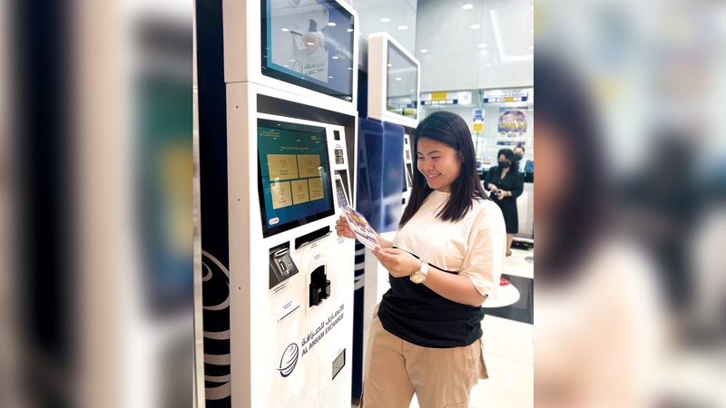 تركيب 6 «كاونترات» ذكية تجريبية في عدد من فروع «الأنصاري للصرافة». من المصدر