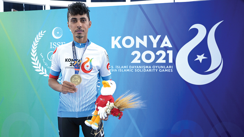 ميرزا متوّجاً بالذهب. من المصدر