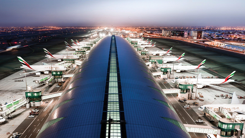 مطار دبي وقطاع الطيران واصلا دعم نمو اقتصاد الإمارة خلال العقود الماضية مع ارتفاع معدلات تدفق المسافرين. أرشيفية