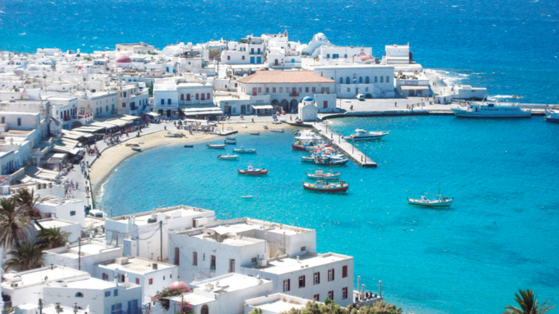تصل نسبة السياح في بعض الجزر اليونانية في الصيف إلى 80% من سكانها.  أرشيفية