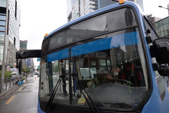 وتتوقع الإدارة أن يستمر هطول الأمطار الغزيرة على وسط سيئول حتى يوم غد على الأقل.