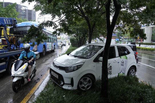 وأصدرت إدارة الأرصاد الجوية تحذيرات من هطول أمطار غزيرة في أنحاء العاصمة والمنطقة المحيطة بها وكذلك أجزاء من جانجوون ومقاطعة تشونجتشيونج.