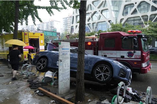 ورفع المكتب حالة التأهب إلى أعلى مستوى وطالب المؤسسات العامة والخاصة بتعديل ساعات عملها.