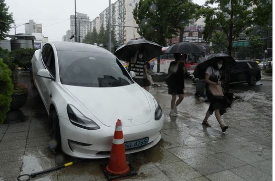 وأصيب 9 أشخاص على الأقل في تلك المناطق بينما اعتبر 6 في عداد المفقودين.