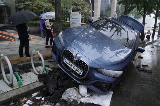 غمرت مياه الأمطار التي تشهدها سيئول عاصمة كوريا الجنوبية منذ أمس ، السيارات والحافلات ومحطات مترو الأنفاق، مما ترك الناس عالقين. كما غمرت المياه بعض المباني والمتاجر.
. الصور عن وكالات