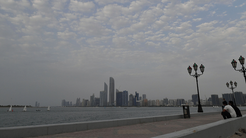 الدولة تتأثر بدءاً من الأحد المقبل بامتداد منخفض جوي من الشرق.    تصوير: نجيب محمد