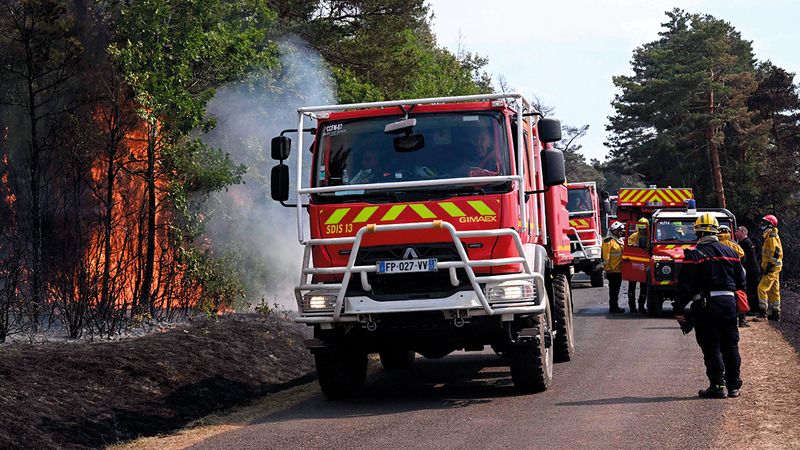 جهود الإطفاء مستمرة للسيطرة على الحرائق.   رويترز