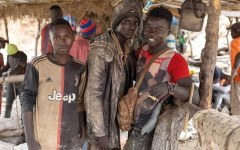 الصورة: البحث عن الذهب في المناجم ملاذاً من الفقر لآلاف العائلات بغرب إفريقيا