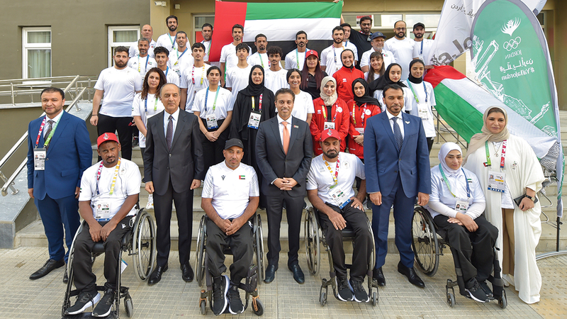 الفلاسي خلال زيارة مقر إقامة وفد الإمارات.   من المصدر