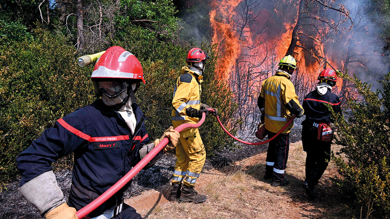 رجال الإطفاء يكافحون الحريق.   أ.ب
