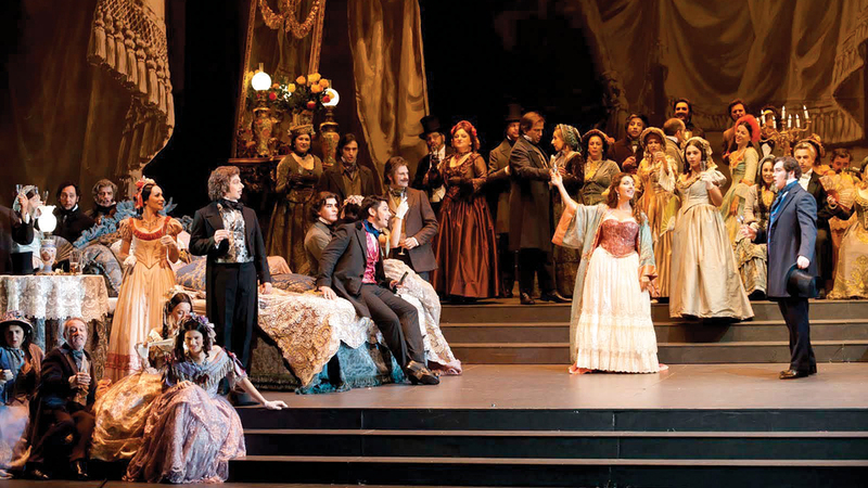 أوبرا «لا ترافياتا» للملحن الإيطالي جوزيبي فيردي تستند إلى مسرحية «سيّدة الكاميليا» المقتبسة من رواية ألكسندر دوماس الابن.    من المصدر