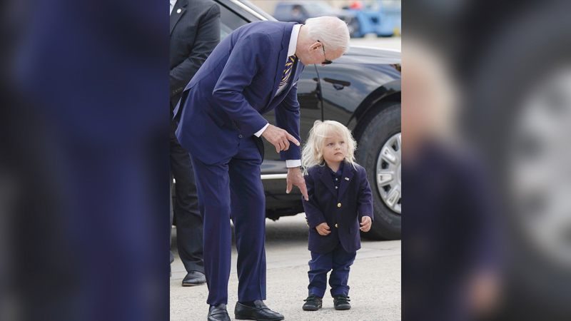 حفيد بايدن خطف الأنظار من جدّه.   أرشيفية