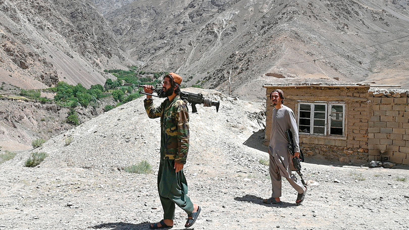 مقاتلون من «طالبان» في وادي بانشير.   أ.ف.ب