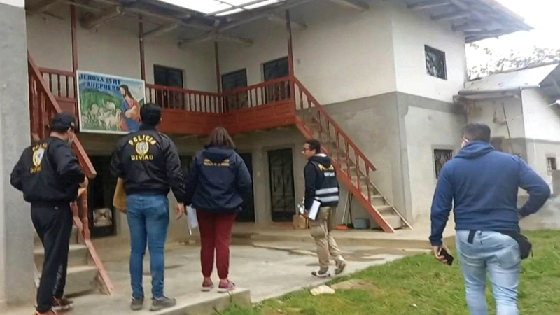 الشرطة البيروفية تدهم منزل الرئيس البيروفي بحثاً عن ينيفير باريديس. أ.ف.ب