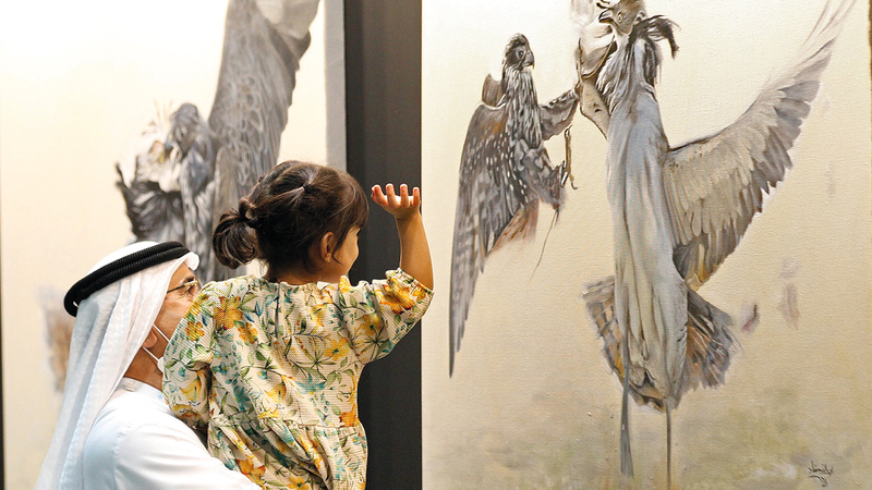 قطاع «الفنون والحرف اليدوية» بالمعرض يبرز جماليات التراث الثقافي لدولة الإمارات.    من المصدر