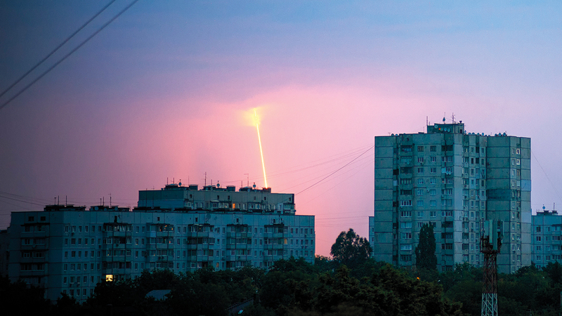 صاروخ روسي ينطلق نحو إحدى المناطق في خاركيف الأوكرانية.   أ.ف.ب