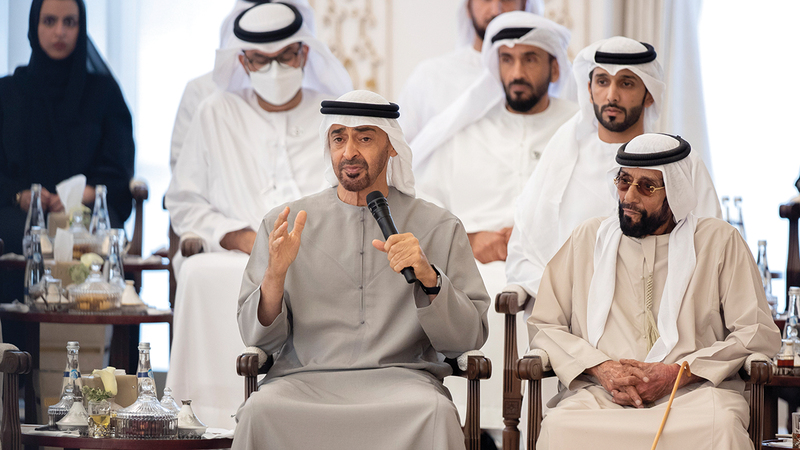 محمد بن زايد خلال استقباله وفداً من الشباب يمثلون مختلف الجهات في مجلس قصر البحر.    من المصدر