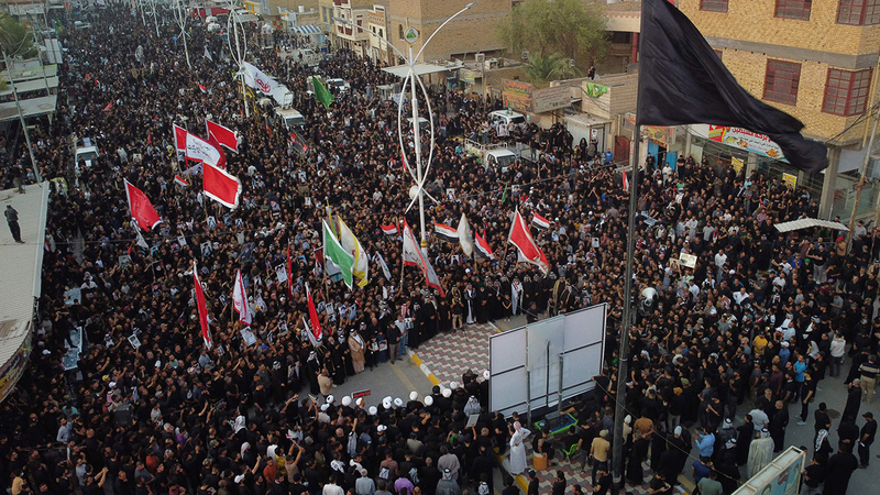 مشهد من الجو لأنصار مقتدى الصدر خلال تجمعهم في مدينة الناصرية بمحافظة ذي قار جنوب العراق.   أ.ف.ب