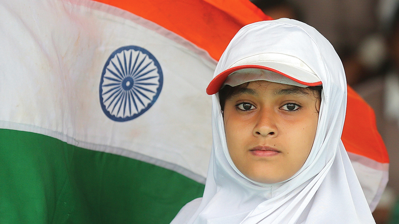 طالبة هندية تحتفل بعيد استقلال بلادها على طريقتها الخاصة.   إي.بي.إيه