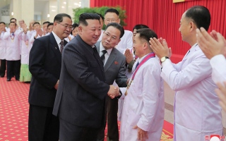 كوريا الشمالية تلغي الكمامات وتعلن «الانتصار» على «كورونا»
