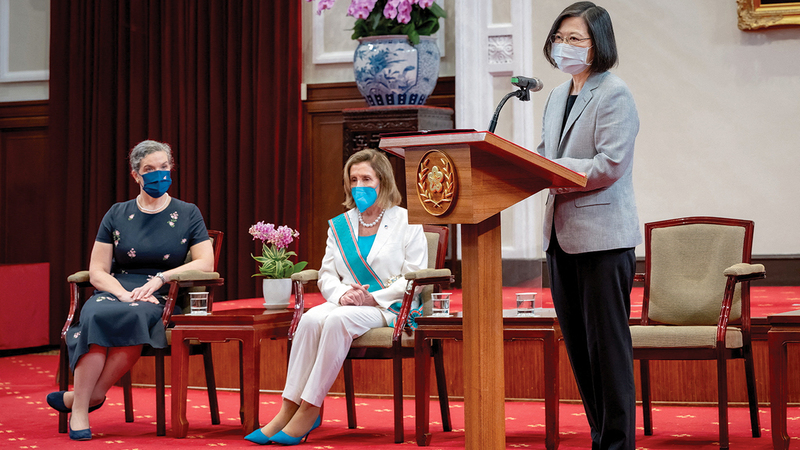 رئيسة تايوان تساي إنغ ون تجتمع مع بيلوسي.   رويترز