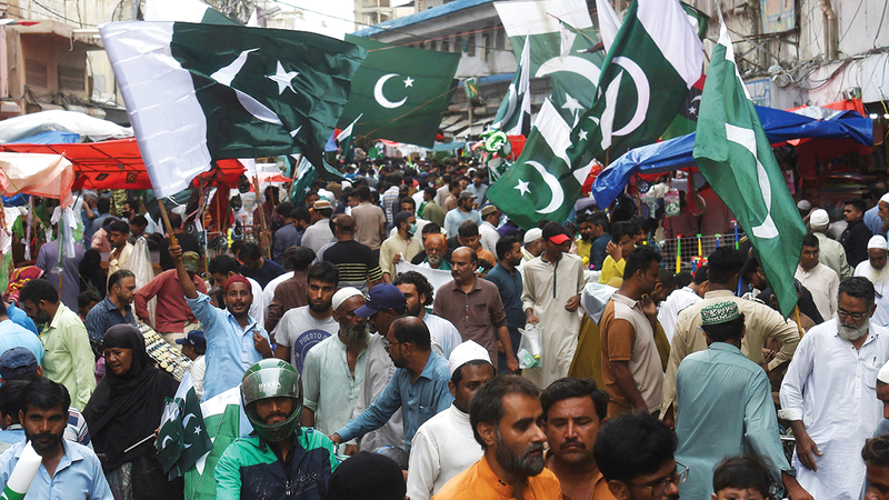 باكستانيون يحتفلون بعيد استقلال بلادهم.   أ.ف.ب