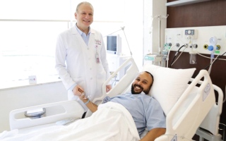 أطباء في دبي ينقذون شاباً توقف قلبه بانسداد «صانع الأرامل»