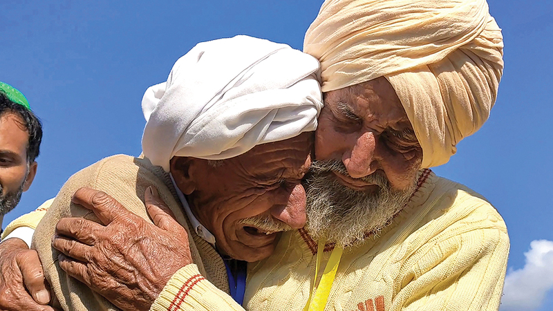 إحدى الصور التي نشرها ناصر علي ديلون للهندي سيكا خان يلتقي بأخيه صادق خان من باكستان بالقرب من الحدود بين البلدين.   أ.ف.ب