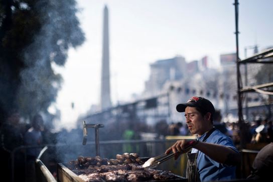 وتُركت للمتنافسين حرية استخدام تقنياتهم الخاصة في طرق الشواء، سواء عبر الخشب، أو الفحم، أو الاثنين معاً.