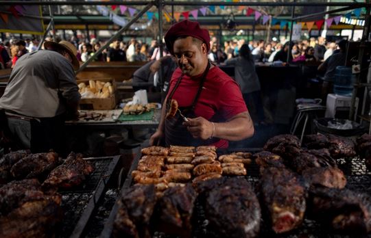 وحصل جميع المتسابقين على قطع لحم وبهارات وإضافات متماثلة، ومُنحوا ساعتين ونصف الساعة، لتجهيز شواء أرجنتيني تقليدي.