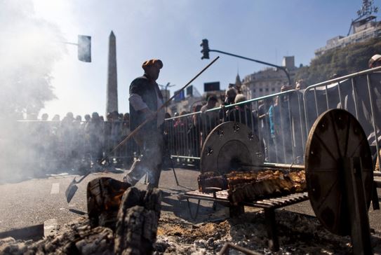 أقيمت في العاصمة الأرجنتينية بوينس آيرس، أمس، بطولة اتحادية لشواء اللحوم.  - الصور أ ف ب