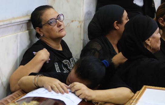 وكتب الرئيس المصري عبد الفتاح السيسي على صفحته الرسمية على "فيس بوك"، "أتابع عن كثب تطورات الحادث الأليم بكنيسة المنيرة بمحافظة الجيزة، وقد وجهت كافة أجهزة ومؤسسات الدولة المعنية باتخاذ كل الإجراءات اللازمة..".