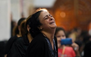 الصورة: دموع أهالي ضحايا "كنيسة مصر".. صور