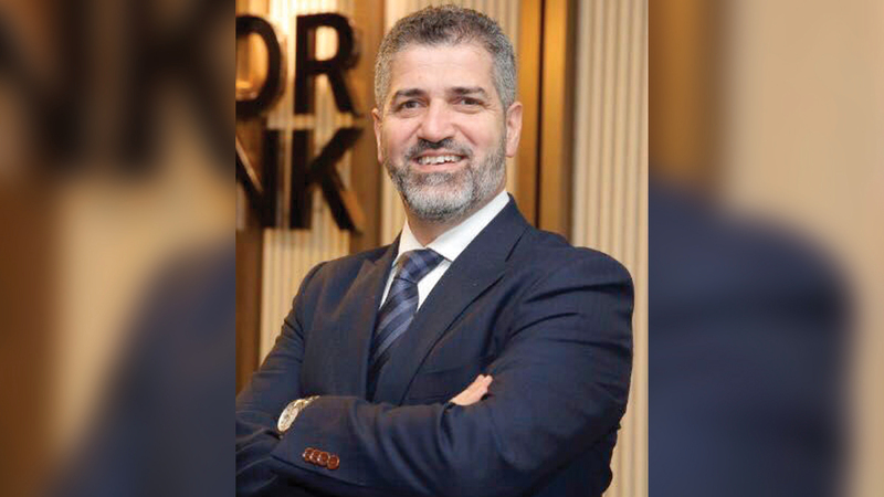 أمجد نصر: «القيمة المرتفعة للتحويلات الخارجية ترجع إلى ارتفاع مستوى الرواتب، ووجود عدد كبير من العمالة الأجنبية».