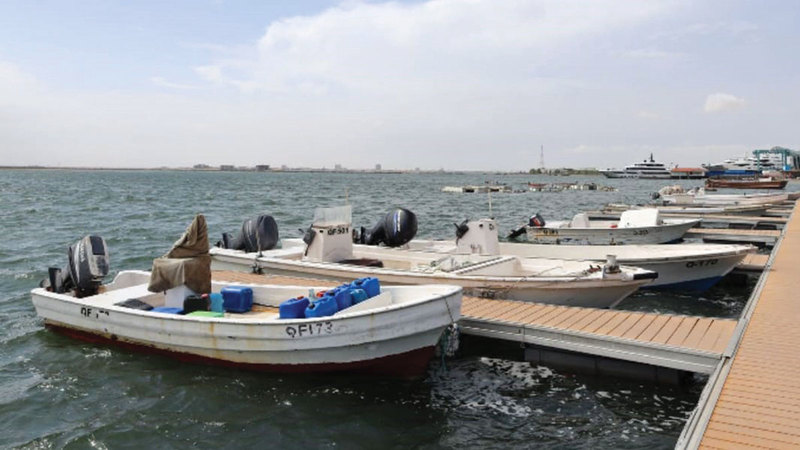 القانون يمنع صيد الأسماك الصغيرة في الخور.   من المصدر