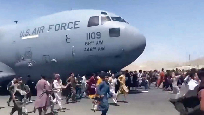 انتشار الفوضى في مطار كابول حيث كان آلاف الأفغان يحاولون الهرب من «طالبان».   أرشيفية