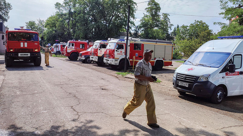 سيارات إطفاء وإسعاف في بلدة جانكوي عقب انفجار مستودع الذخيرة أمس.   رويترز
