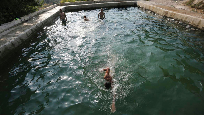 حوضٌ كنعانيٌ تاريخي لتجميع مياه نبع «عين بوبين».   الإمارات اليوم