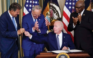 الصورة: بايدن يحقق انتصاراً كبيراً للديمقراطيين بقانون واسع حول المناخ والصحة