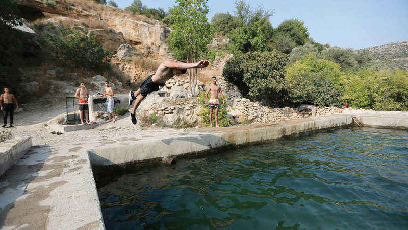 عيون الماء في نبع «بوبين».   الإمارات اليوم